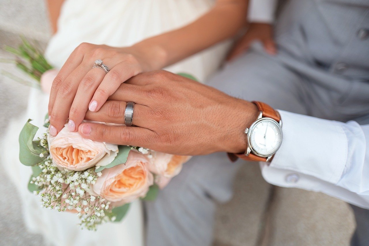 Klasikiniai vestuviniai žiedai: kaip lengviau juos pasirinkti