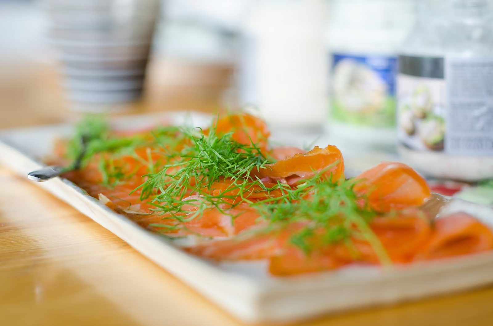 Šaltai ar karštai rūkyta lašiša – kuo jos skiriasi ir kurią rinktis?